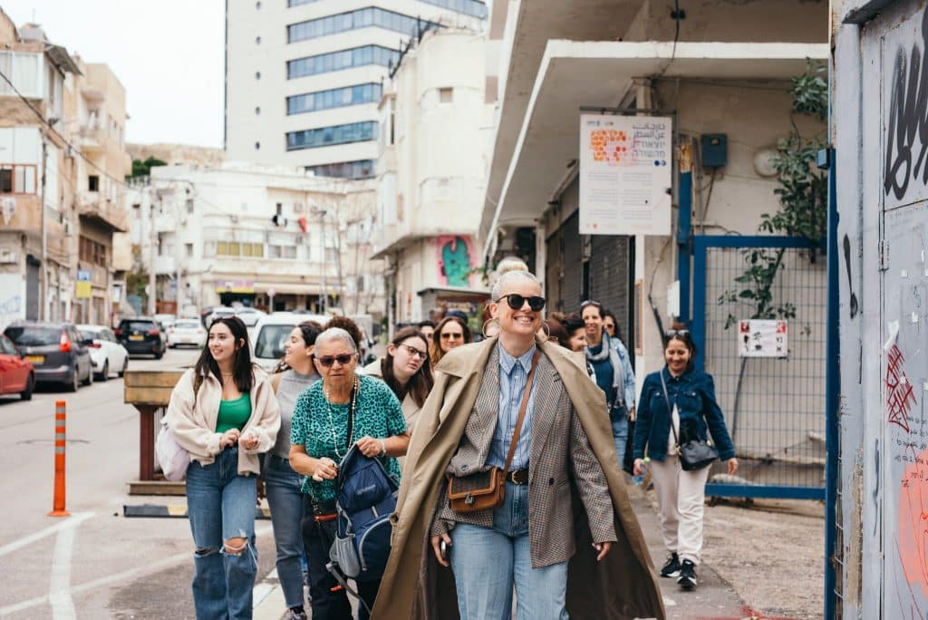 שירי קרוב לבית